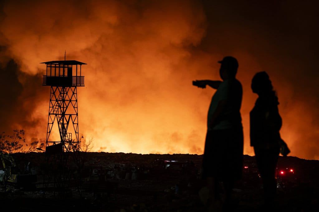 Api Melalap 10 Hektare TPA Jatibarang, 50 Personel Damkar Dikerahkan