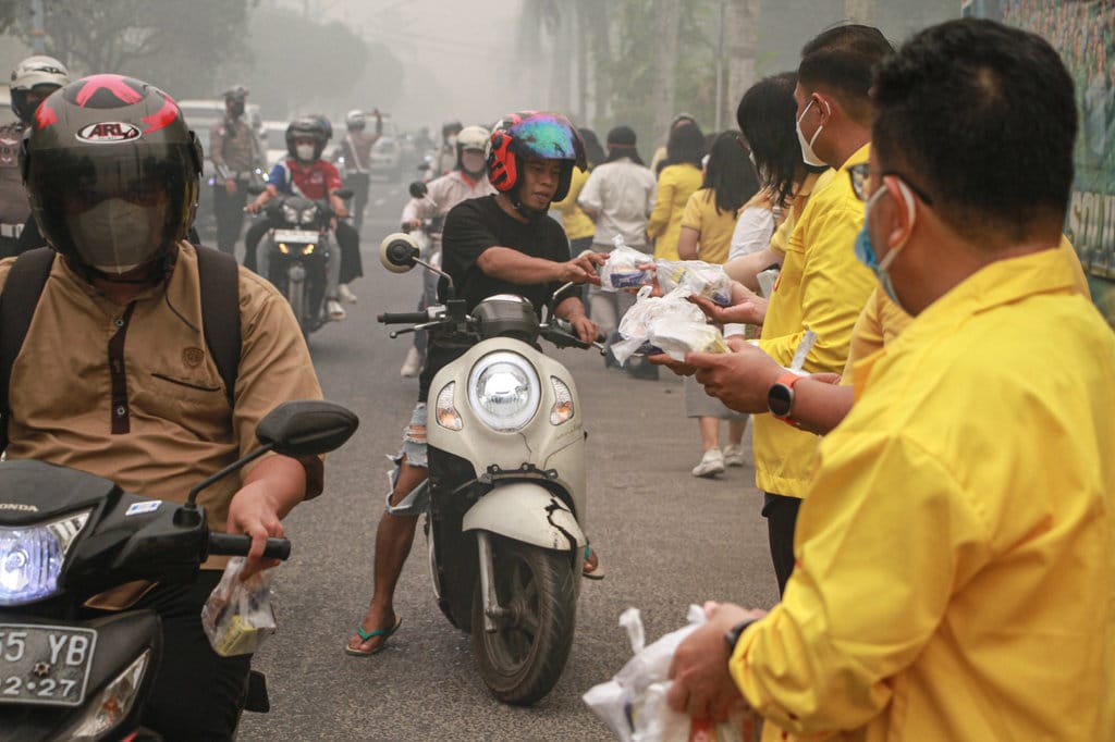 Pembagian masker warga terdampak kabut asap