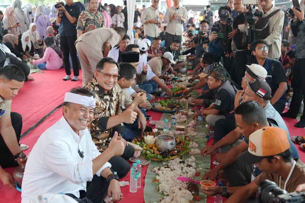 Mendagri Makan Nasi Liwet Bersama Sopir Truk