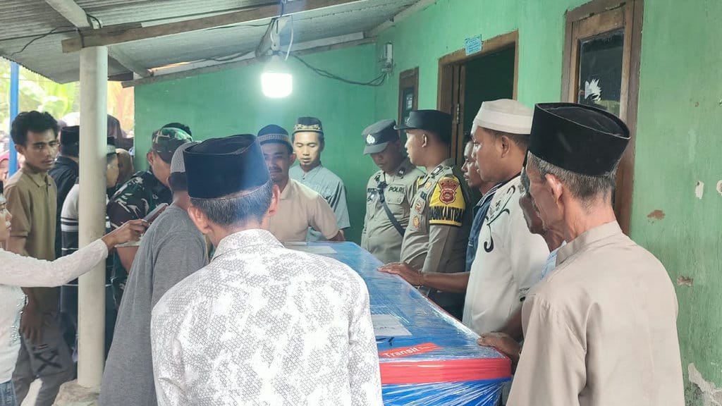 Prosesi pemakaman jenazah korban tenggelam kapal Virgo Transport 8 di OKU Timur, Sumsel. FOTO/Dokumen polisi pemakaman korban kapal Virgo