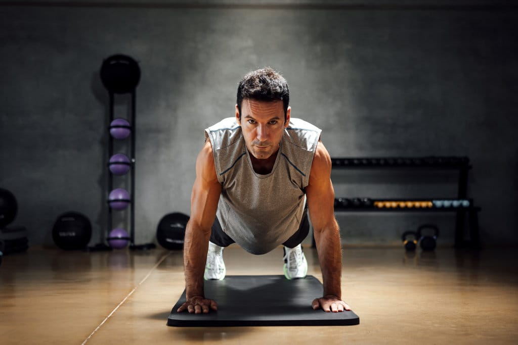 Plank Lengan vs Plank Tangan: Mana yang Lebih Efektif?