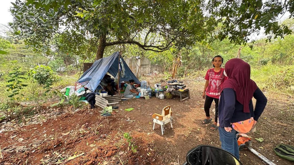 Kondisi Ibu Bedah bersama tiga anak dan seorang cucunya balita sempat bertahan hidup di sebuah tenda sederhana di lahan kosong wilayah Kelurahan Babakan, Kecamatan Setu, Kota Tangerang Selatan. (Foto: Jupri Nugroho) Duduk Perkara Kasus Ibu Bedah Tangsel