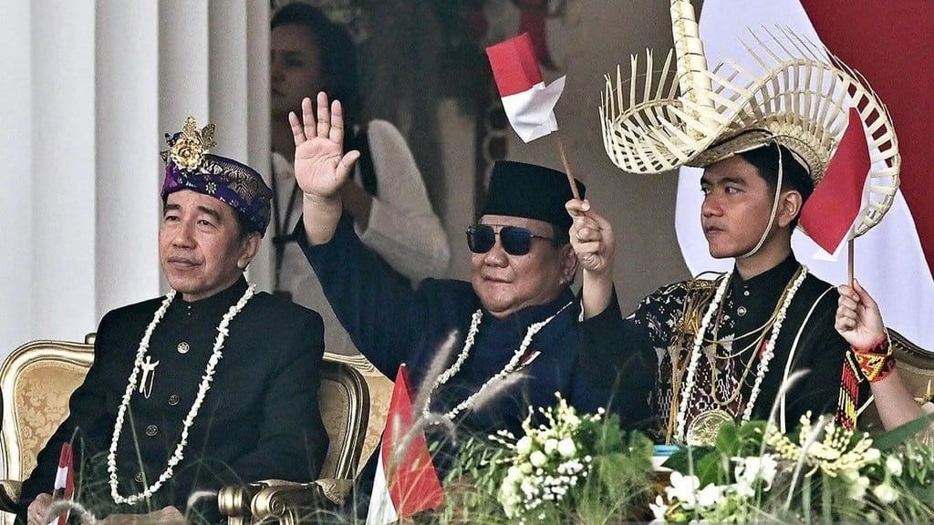 Presiden Prabowo Subianto (tengah), Wakil Presiden Gibran Rakabuming Raka (kanan) dan Presiden ke-7 RI Joko Widodo (kiri) melambaikan tangan sebelum Upacara Peringatan Detik-Detik Proklamasi Kemerdekaan Ke-81 Republik Indonesia di Istana Merdeka, Jakarta, Senin (17/8/2026). ANTARA FOTO/Bayu Pratama S/wsj/aa. Jokowi Prabowo Gibran