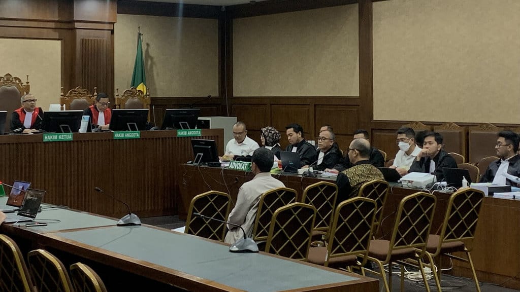 Kepala Seksi Klasifikasi Barang I Direktorat Teknis Kepabeanan Bea Cukai, Sofian Manahara (kiri) dan Direktur Produk Pertanian dan Kehutanan Kemendag, Farid Amir (kanan), memberi kesaksiansidang perkara dugaan korupsi rekayasa ekspor crude palm oil (CPO) di Pengadilan Tipikor Jakarta Pusat, Jumat (9/10/2026). tirto.id/Huda Sidang korupsi CPO