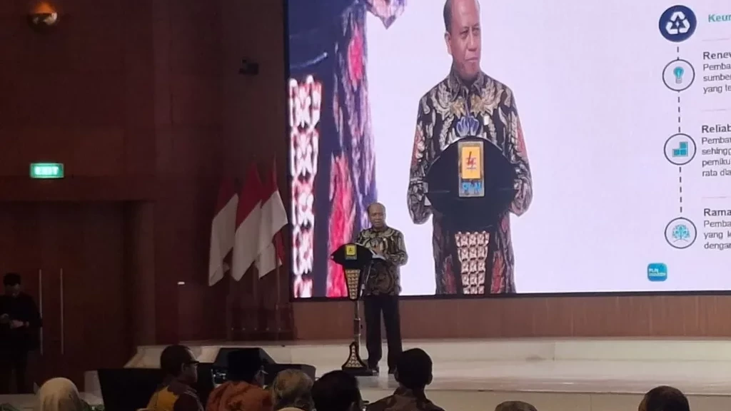 Direktur Utama PT PLN (Persero) Suroso Isnandar menyampaikan paparan pada Indonesia Hydropower Summit 2026 di Jakarta, Rabu (5/8/2026). (ANTARA/Aria Ananda) Suroso Isnandar