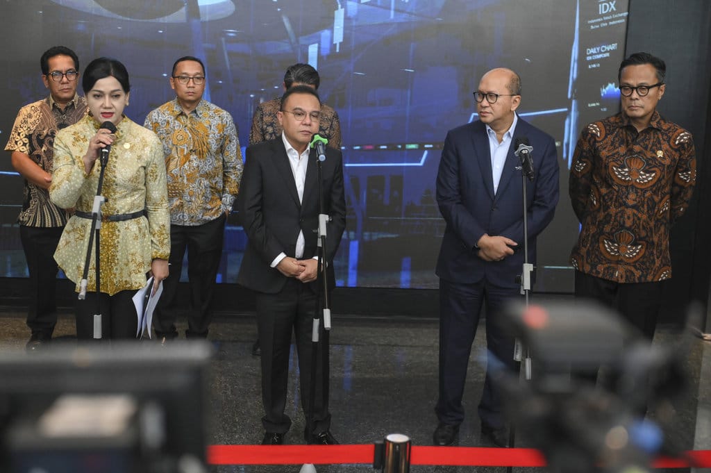 Konferensi pers menyikapi penurunan IHSG