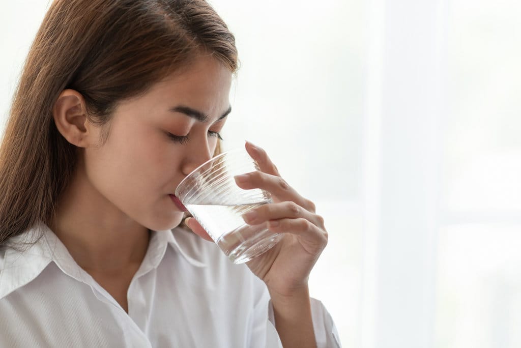 Ilustrasi minum air putih