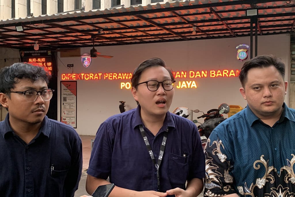 Enam Aktivis Greenpeace Dibebaskan Usai Delapan Jam Diperiksa Polisi