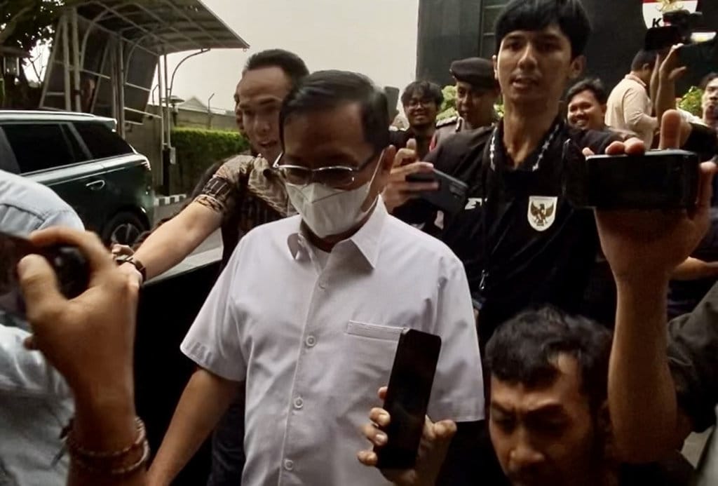 7 Jam Diperiksa KPK, Sestama BNPB Rustian Mengaku Bawa Dokumen