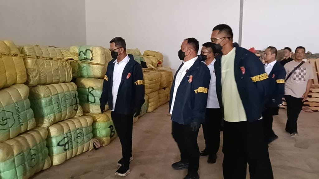 Bareskrim Polri Gerebek Gudang Balpres Ilegal di Subang