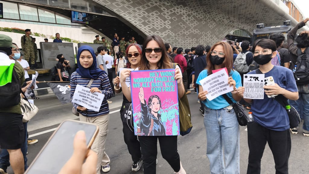 Massa Aksi Masih Bertahan di Bundaran HI