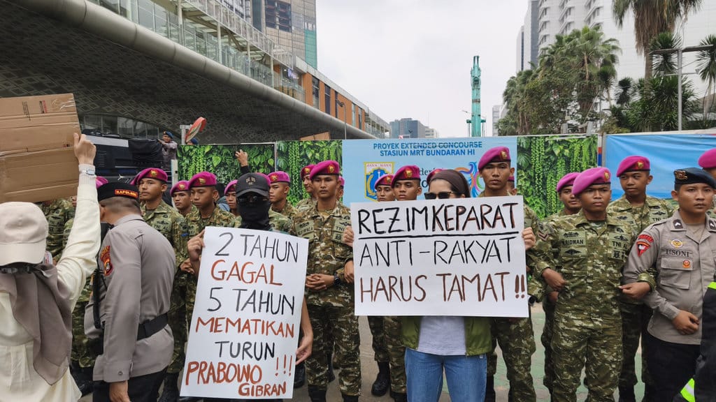 Massa Aksi Masih Bertahan di Bundaran HI