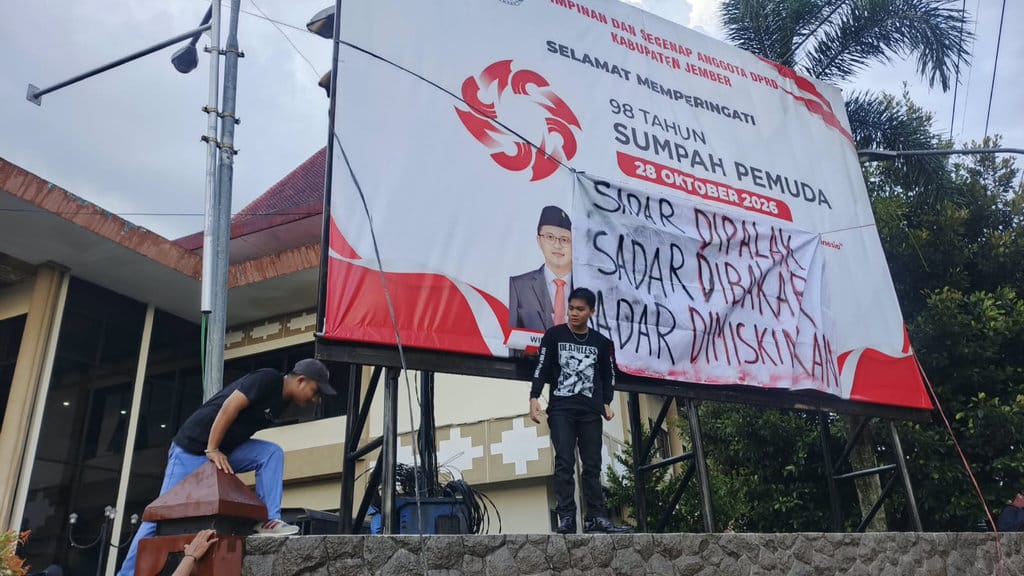 Aksi Mahasiswa di DPRD Jember