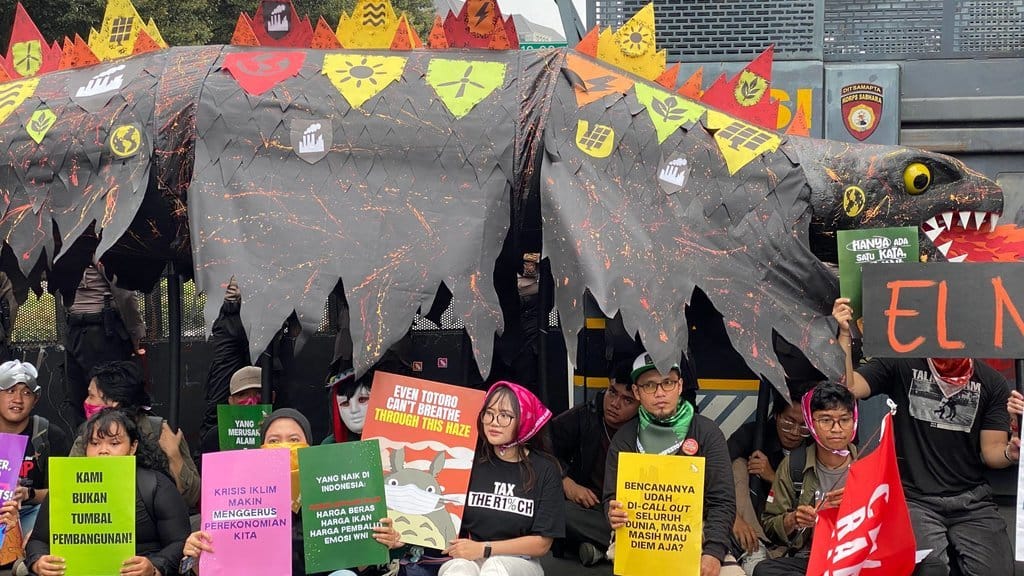 Aksi Parade Monster Iklim Godzilla El Niño di Jakarta, Jumat (30/10/2026). tirto.id/Muhammad Rayfahd Haykal Aksi Parade Monster Iklim Godzilla El Niño di Jakarta