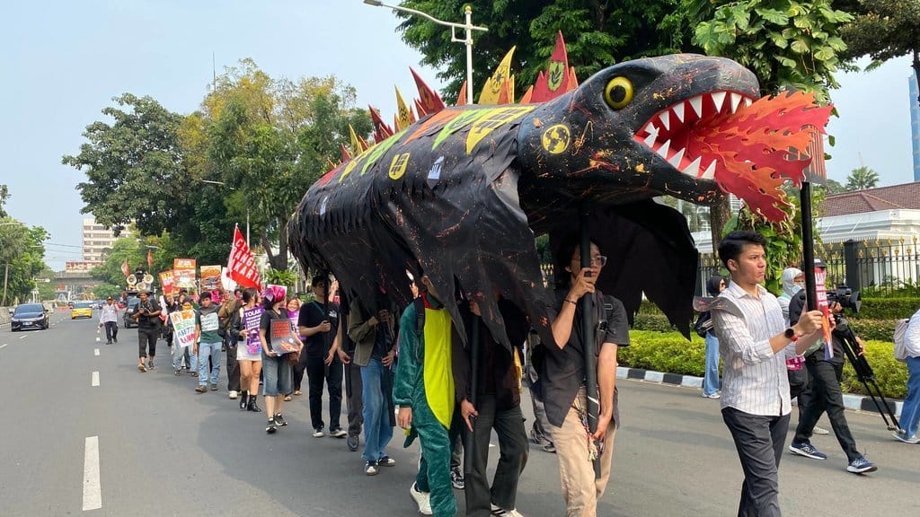 Aksi Parade Monster Iklim Godzilla El Niño di Jakarta, Jumat (30/10/2026). tirto.id/Muhammad Rayfahd Haykal Aksi Parade Monster Iklim Godzilla El Niño di Jakarta