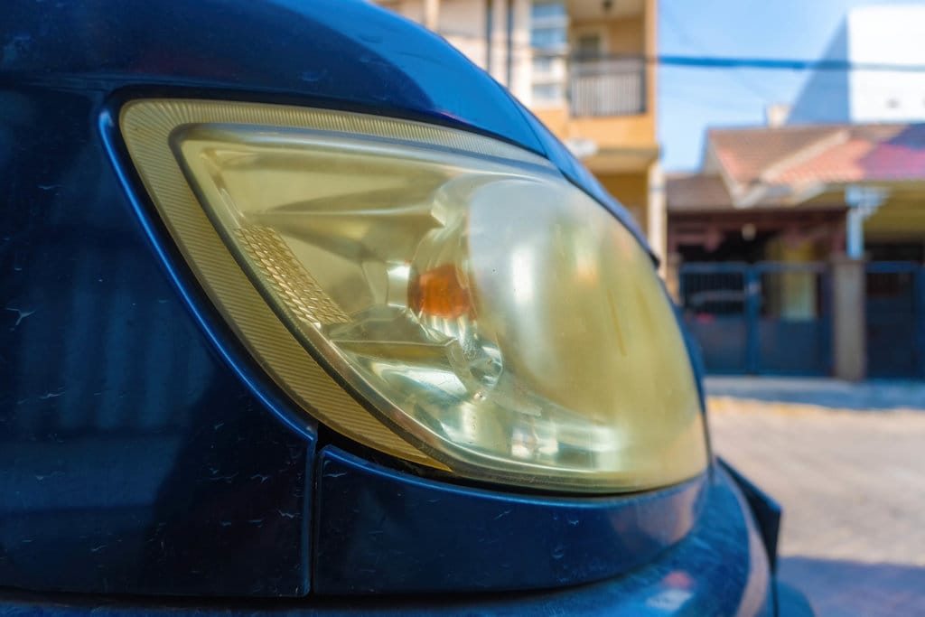 Ilustrasi Lampu Mobil Kusam