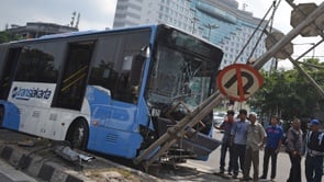 Bus Transjakarta Tabrak Pembatas Jalan