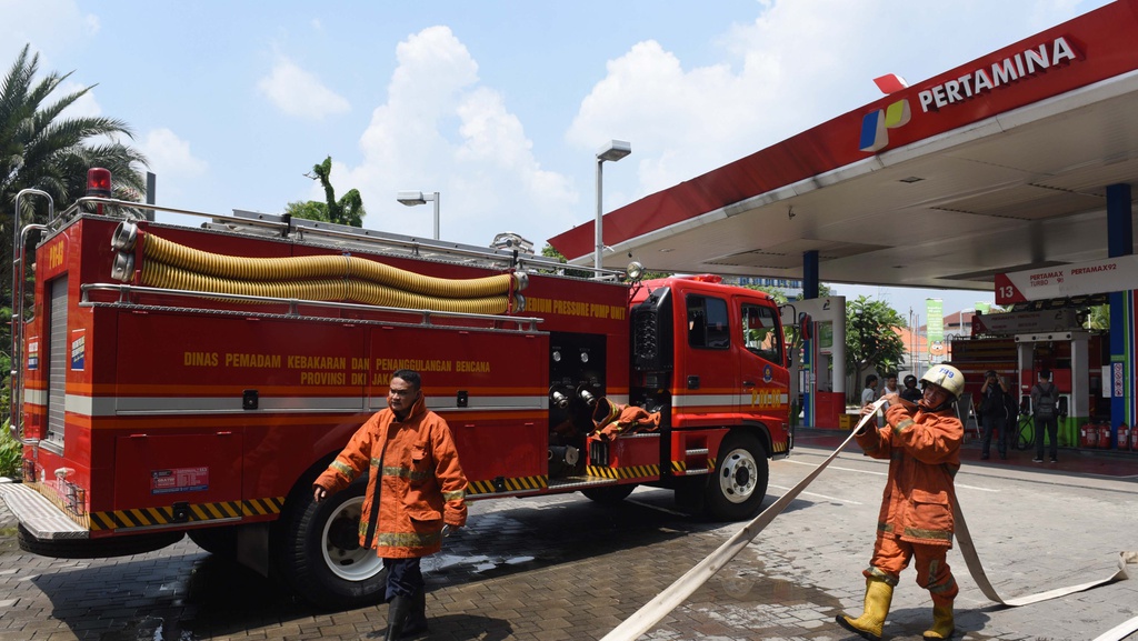 Eh, Tau Nggak: Mitos Main Hape di Pom Bensin