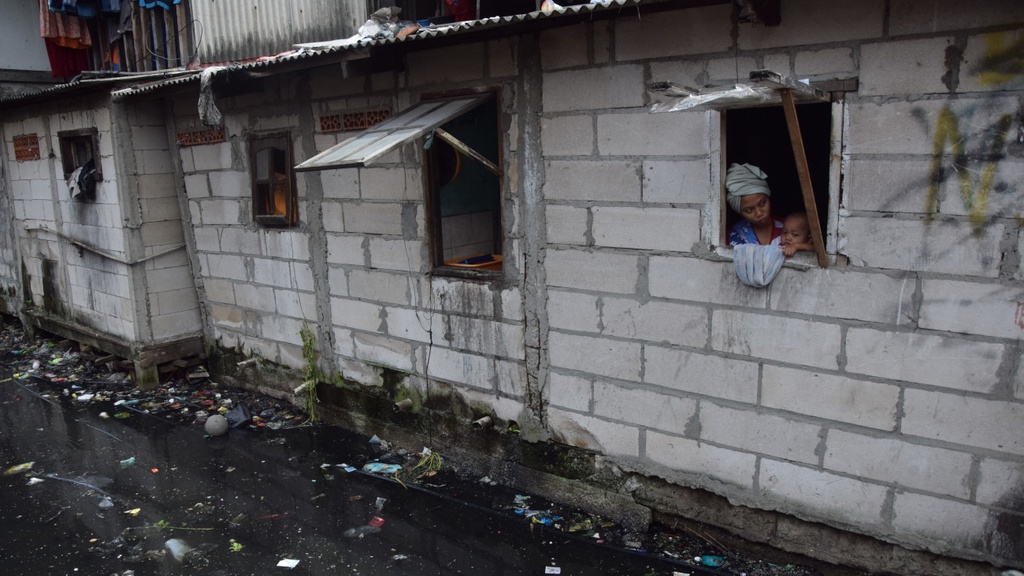 Mahalnya Air Bersih di Bantaran Waduk Pluit 