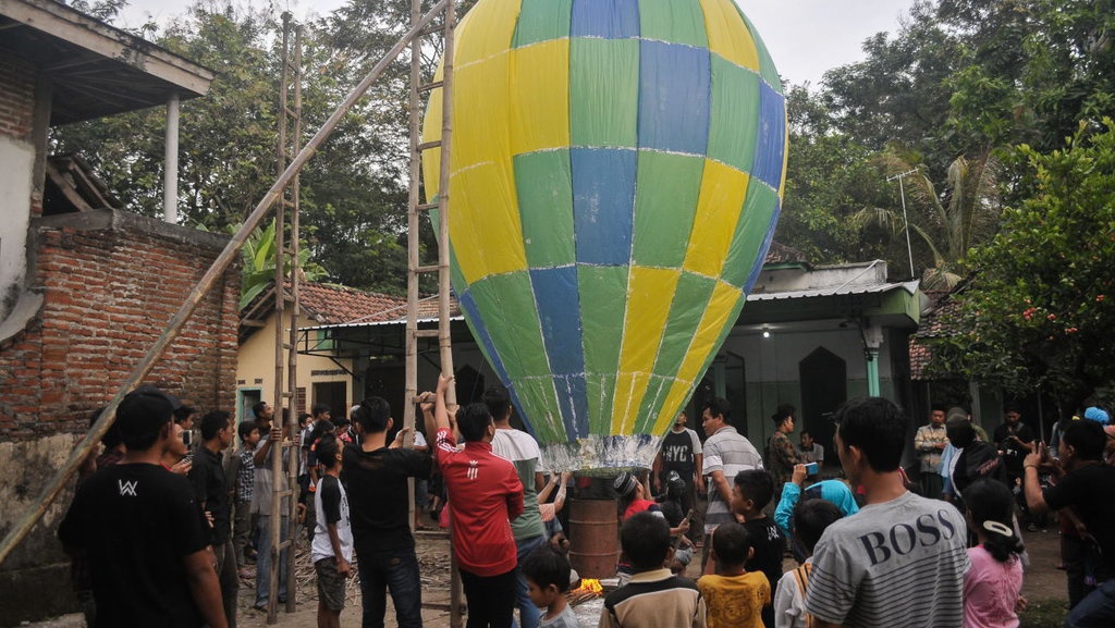 Balon Udara VS Pesawat Udara - Tirto Kilat