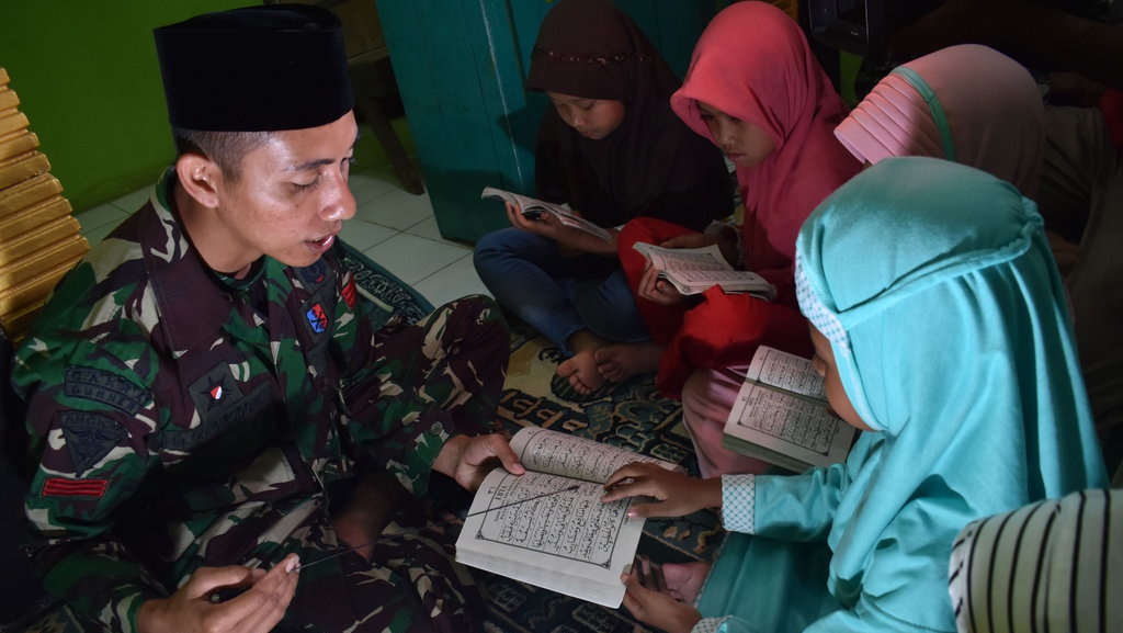 Tentara Jadi Guru - Tirtografi Tentara Jadi Guru - Tirtografi