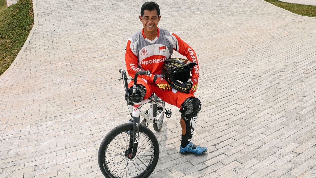 Toni Syarifudin: Atlet Balap Sepeda BMX - Tirto Video Toni Syarifudin: Atlet Balap Sepeda BMX - Tirto Video