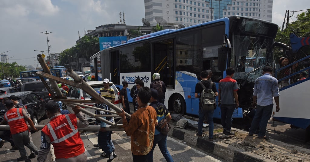 Bus Transjakarta Tabrak Pembatas Jalan