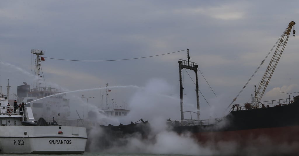 Kapal Tanker Terbakar