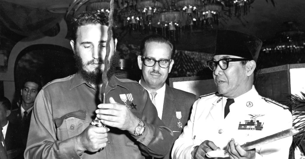 Peci, Keris, dan Kata-Kata Sukarno Buat Fidel Castro 