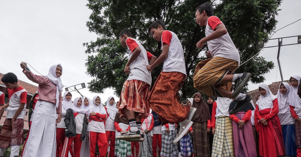 Pertandingan sepak bola liga 1 indonesia merupakan salah satu contoh dari bentuk proses disosiatif yang positif yakni