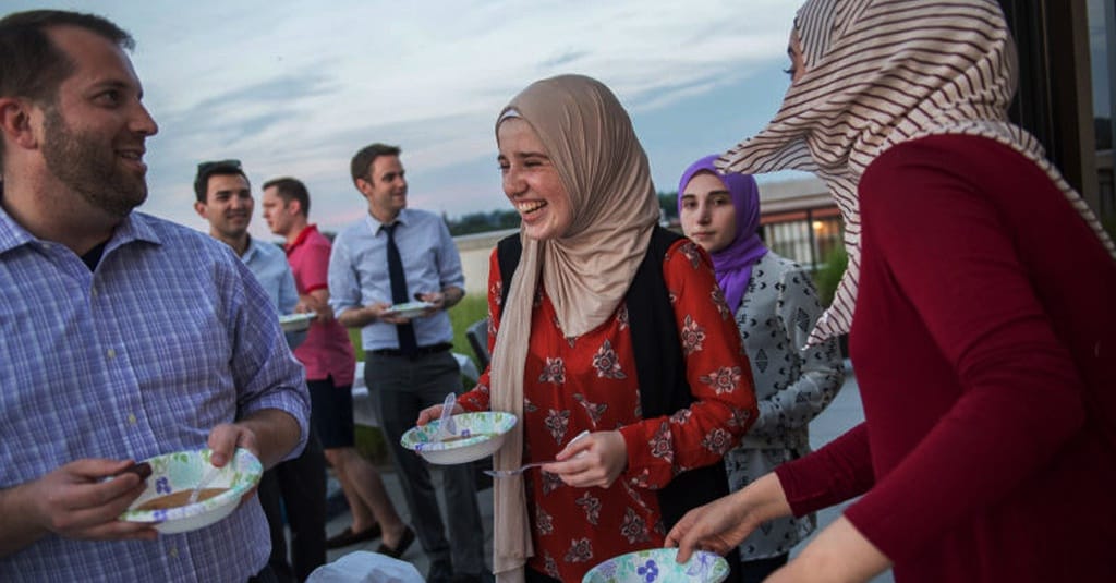Kisah Lebaran Iqbal dan Mama yang Beda Agama - Tirto.ID