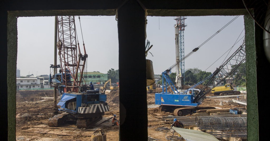 Besi Proyek Rusun Pasar Rumput Jatuh, Satu Orang Meninggal