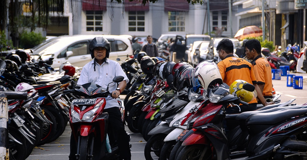 Para Kelompok yang Bermain di Lahan Parkir Blok M & Pemda