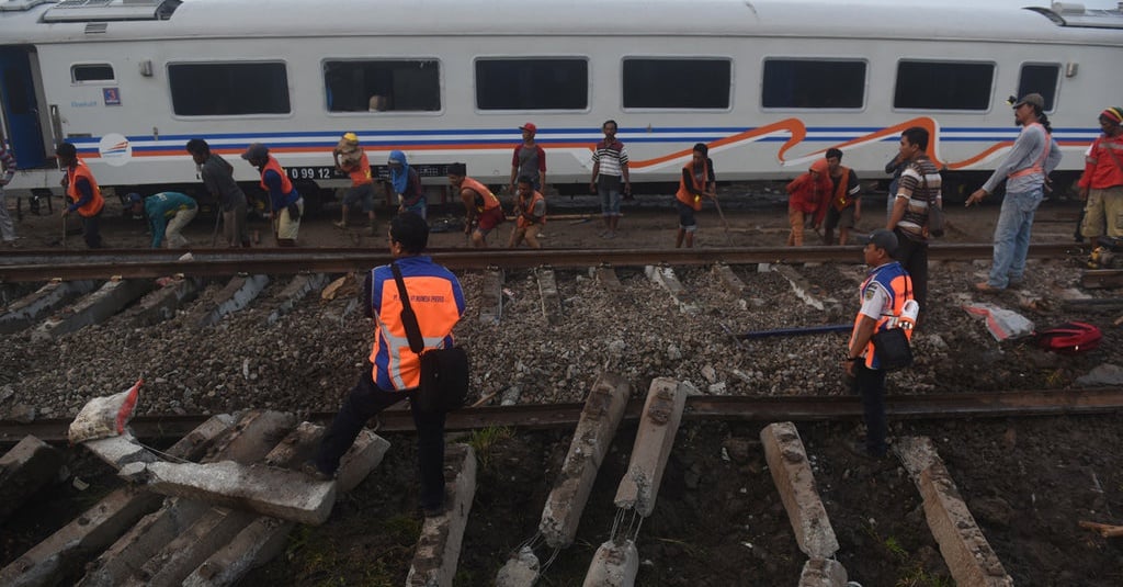 Masinis Mustofa Dimakamkan Usai Kecelakaan Kereta Api Sancaka