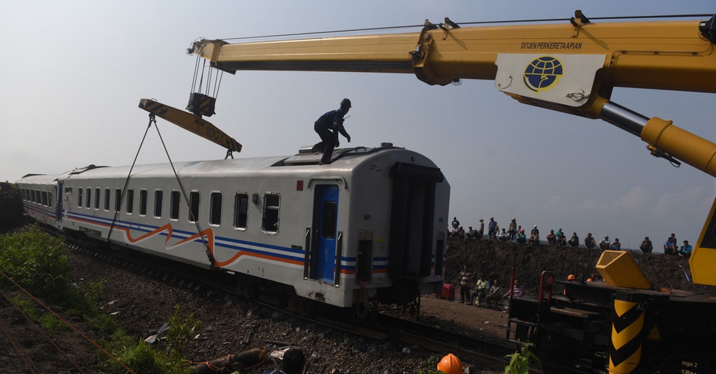 Jalur Kereta Ngawi Mulai Pulih Usai Kecelakaan KA Sancaka