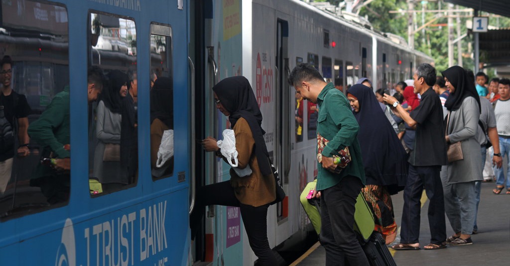Membakar Uang di Kereta Bandara Soekarno-Hatta - Tirto.ID