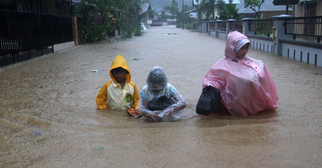 Banjir Padang Sebabkan Dua Anak Tewas