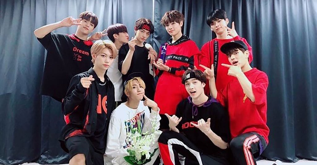 Что такое камбэк в кпопе. Stray Kids и БТС. Stray Kids и BTS вместе. Stray Kids камбэк 2022. Stray Kids логотип с участниками.