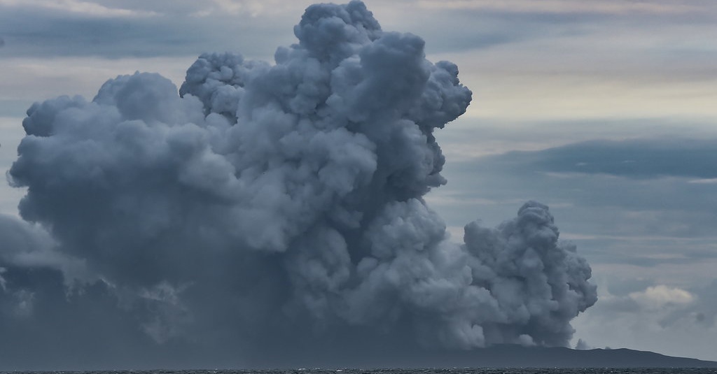 Aktivitas Gunung Anak Krakatau saat Kembali Erupsi Hari Ini - tirto.id