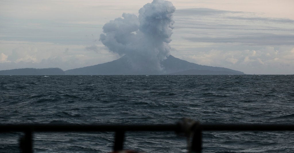 Gunung Anak Krakatau Meletus, Lontarkan Abu Setinggi 600 Meter