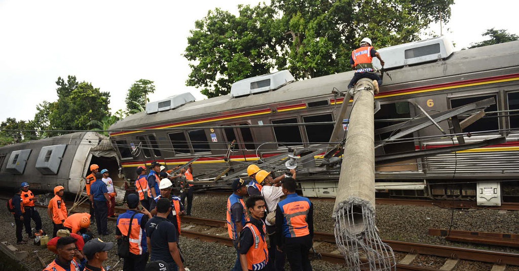 Petugas BPBD Terluka Saat Evakuasi Korban KRL Anjlok di Bogor