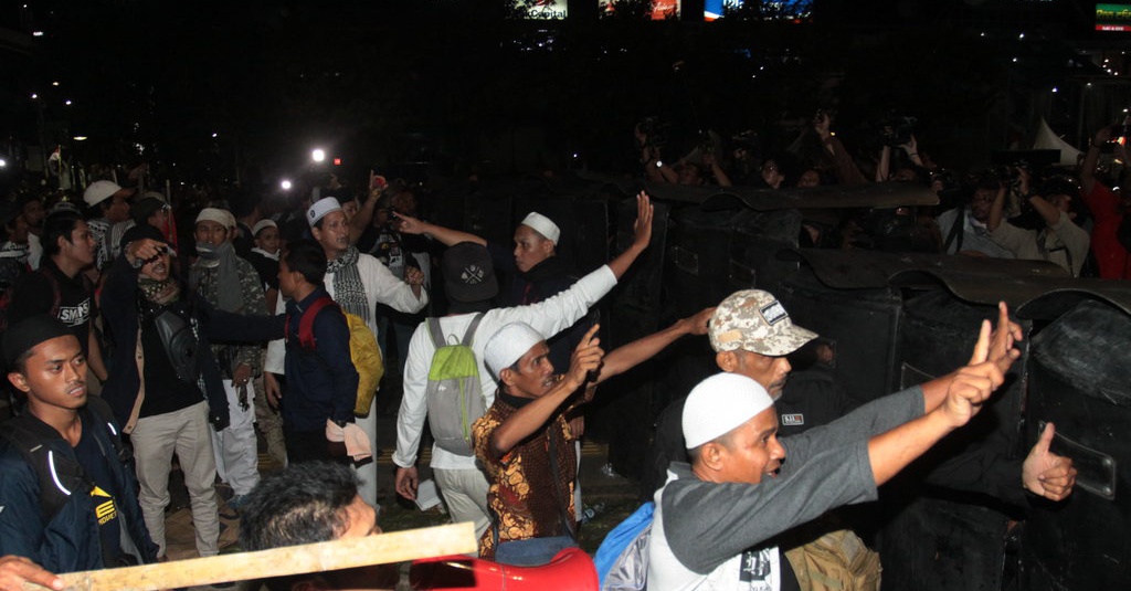 Konsentrasi Serangan Massa di Samping Sarinah Mall