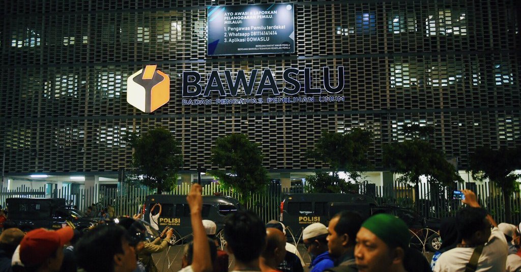 Massa di Bawaslu Sudah Dipukul Mundur, tapi Masih Ada yang Nekat