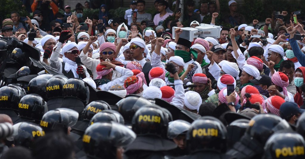 Polisi Minta Massa Berhenti Melempari Botol