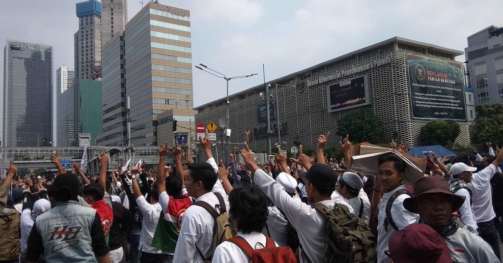 Massa Aksi 22 Mei Masih Bertahan Di Depan Gedung Bawaslu 