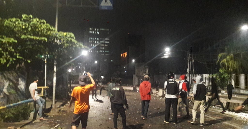Massa di Slipi Berhadap-hadapan dengan Polisi