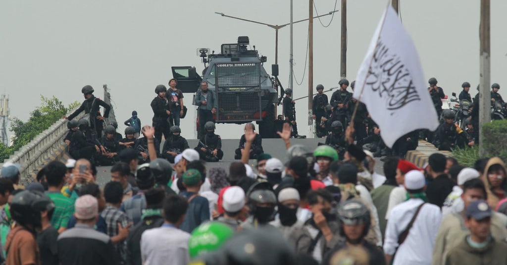 Di Slipi, Polisi Mendesak Warga Masuk Rumah Masing-Masing