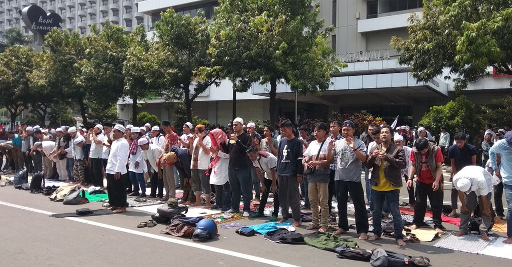 Massa Aksi 22 Mei di Sekitar Bawaslu Salat Zuhur Berjamaah