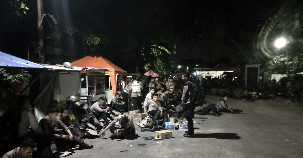 Massa Kemanggisan Lempar Petasan, Polisi Balas dengan Gas Air Mata