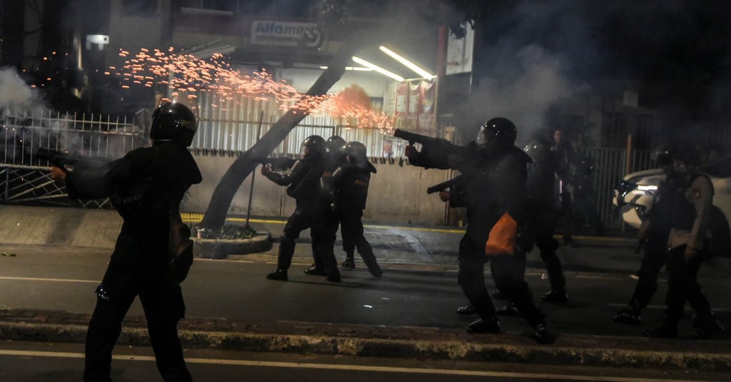 Seorang Wartawan Kena Lemparan Baru